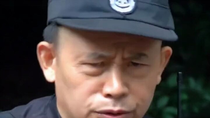 Bagaimana bisa ada seorang penggemar berat—Panda Hua Hua—nyelonong masuk ke antara para staf!