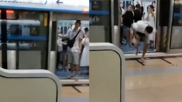 外籍男子故意阻挡地铁关门，黑衣女孩霸气一脚将其踹飞：我不惯你！