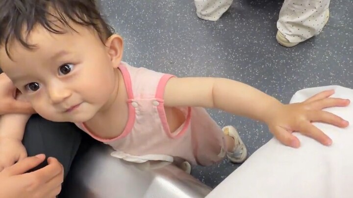 The baby in the seat next to me on the subway is so cute! They kept poking me, like they really like