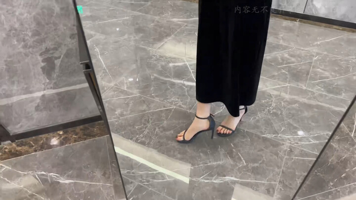 حذاء بكعب عالٍ أسود بحزام واحد يضخّ طاقة جذابة من كل زاوية!!