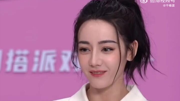 Hilarious! That girl on the right is staring at Reba with way too much intensity: “Why did you sudde