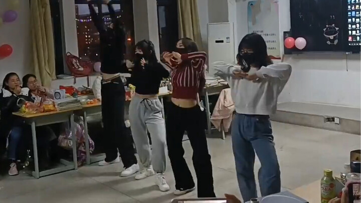 【Dance Cover】Performing Pretty Savage in High School Classroom