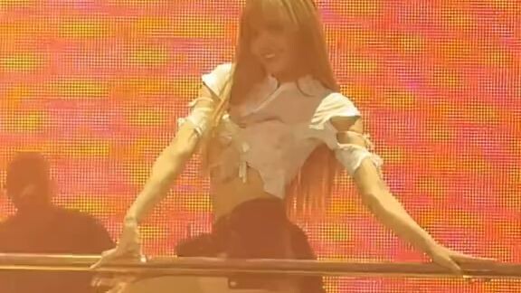 Liza performance in paris