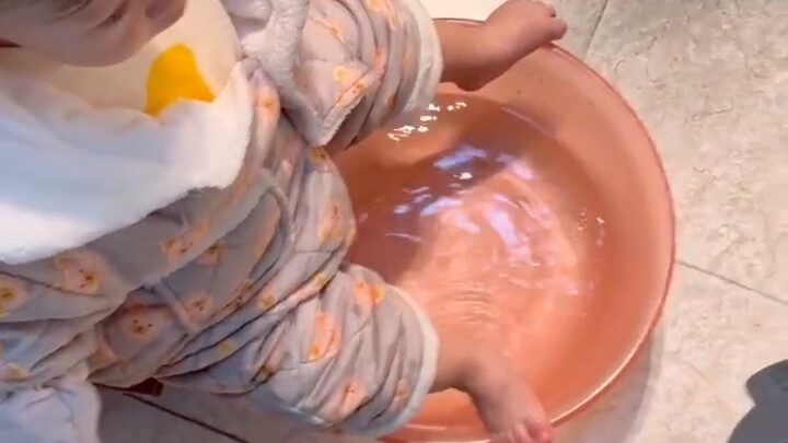 You don’t need to teach your baby how to soak his feet. When you add water to your baby’s feet, you 
