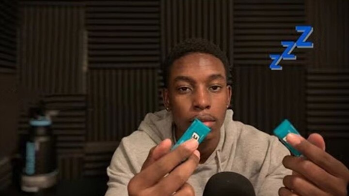 [Chic Guy’s Bedtime Routine] The Magic of Chewing Gum! Black Sleep Master Rubs Plastic Wrap to Help 