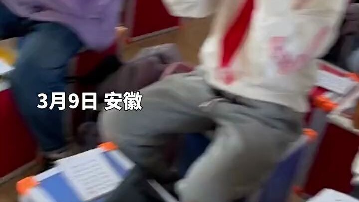 Cô gái đi học quên mang nhạc cụ nên “đánh trống lảng”, bị giáo viên phát hiện lập tức bật cười!