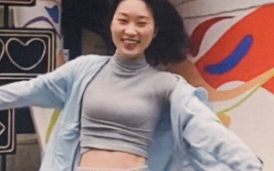 普通长相女生企图通过拍照散发魅力！