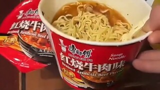 男子吃泡面感觉不对劲#搞笑 #惊呆了 #这操作也是没谁了