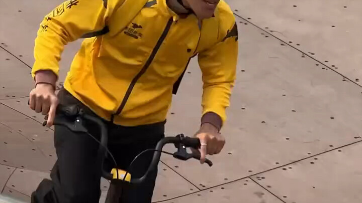 Kalau pesan makanan pakai sepeda BMX, apakah kamu akan beri bintang lima? #PengendaraSepedaTigaKaki