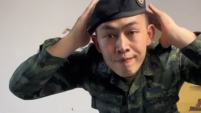 Binh lính Thái Lan thích mặc quân phục bó sát trong trang phục thường ngày.