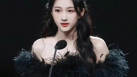 Penata gaya keluar untuk mengambil "paha ayam" - Guan Xiaotong