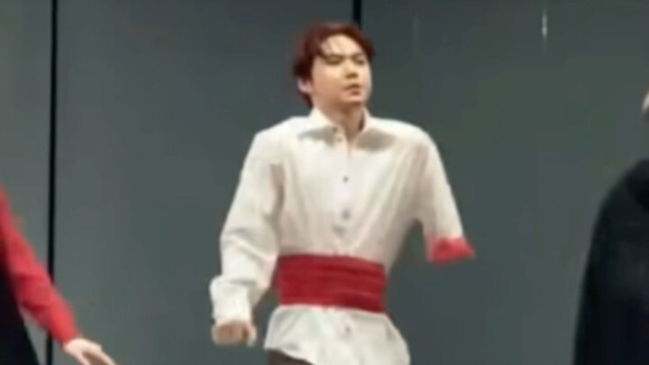 نجم محبوب ذو إرادة قوية رغم الإعاقة: الثعلب المقدس ذي الذراع المقطوعة