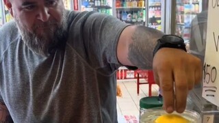 在水里的柠檬上“放硬币挑战”，花25美分就可以体验一次，放稳了能得到50美元奖励，猜猜到底是谁赚了？