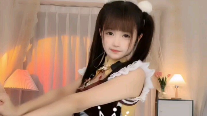 مي مي الصغيرة الحلوة ترقص رقصة الأرنب