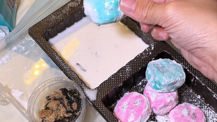 คลิปสอนทำโมจิเอเลี่ยนมาแล้ว! ไม่คาดคิดเลยใช่ไหมว่าหมูหย็องทำจากซองเครื่องปรุงน้ำซุปเกี๊ยวล่ะ?