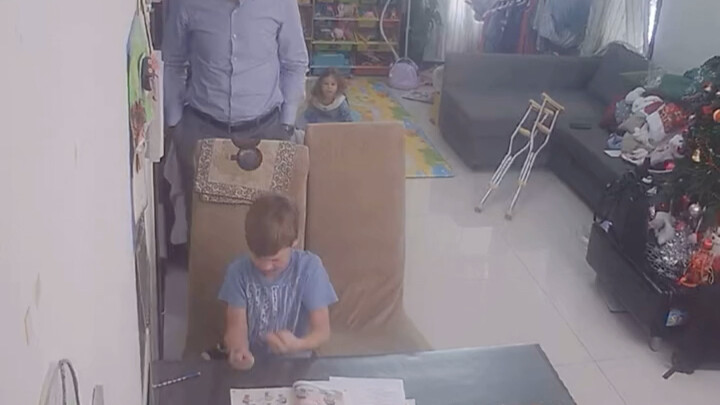 เขาไปทำอะไรกับการบ้านภาษาอังกฤษกันแน่? เหตุการณ์ที่ถูกจับตามอง พ่อพูดได้ 5 ภาษา แต่ลูกสอบภาษาอังกฤษไ