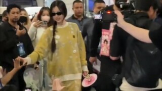 虞书欣抵达泰国宣传永夜星河, 泰国粉丝都好有秩序, 礼貌坐着等待