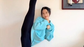 解锁极致柔韧，一字马惊艳全场！身姿轻盈，线条如画，展现最美的力量与优雅。#一字马 ##高难度动作 ##日常训练 #专业动作请勿模仿