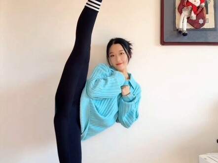 解锁极致柔韧，一字马惊艳全场！身姿轻盈，线条如画，展现最美的力量与优雅。#一字马 ##高难度动作 ##日常训练 #专业动作请勿模仿