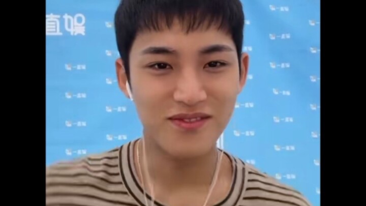 Kim Min-gyu: Teman, kamu di luar......