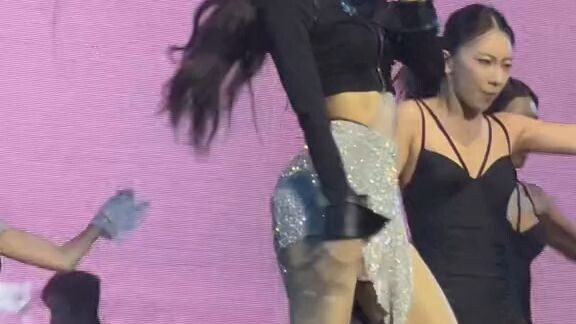 "Lisa got philliphine arena silent"