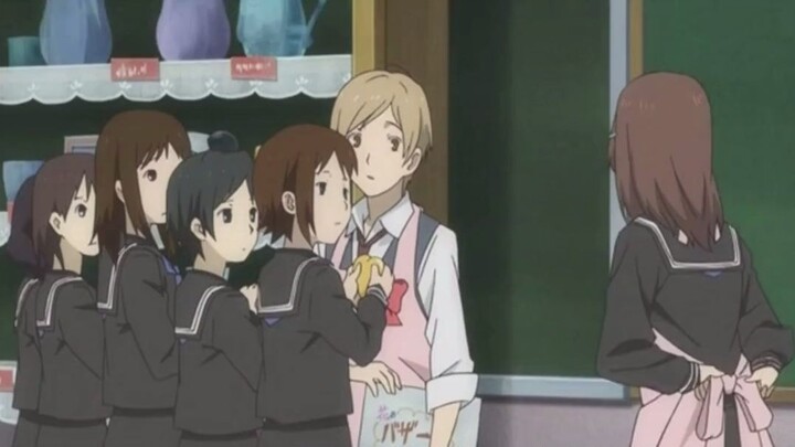 In the campus cultural festival, Natsume wore a pink apron, so cute and popular with girls