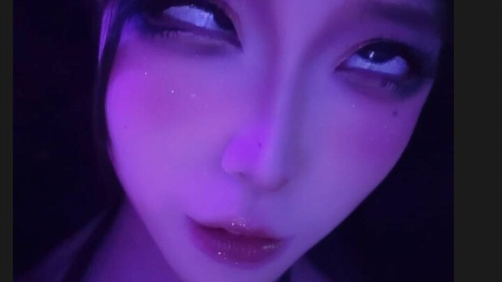 Tujuh bagian mata melotot, tiga bagian jijik