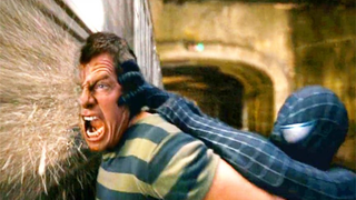 After being possessed by venom, Spider-Man pressed Sandman on the train, but he couldn't kill him!