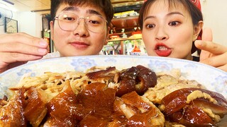 The pork elbow for 30 yuan is mixed with rice, chopped up and topped with sauce and garlic. It goes 