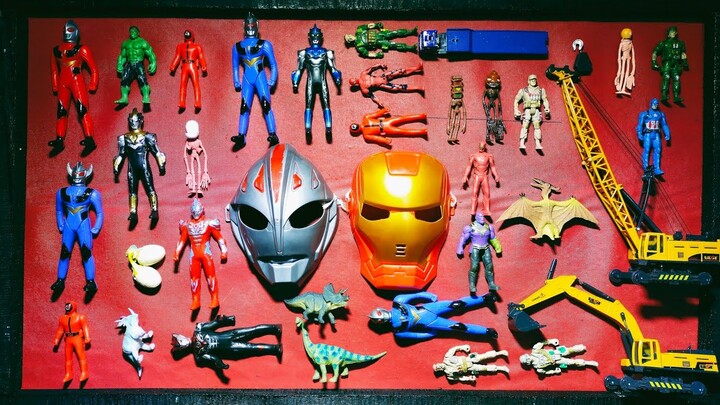 menemukan mainan captain america, topeng ultraman, ironman, excapator, dinosaurus, ultraman tiga