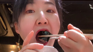 Người Nhật phải cố gắng thế nào để ăn sushi trong khi chờ xe buýt?