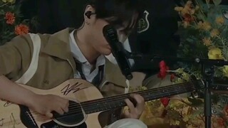 Enhypen Jay with his guitar  😍