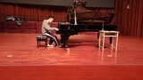 Seorang kandidat seni berusia 16 tahun memainkan waltz "Dada Kick Him" pada piano senilai 200w (walt