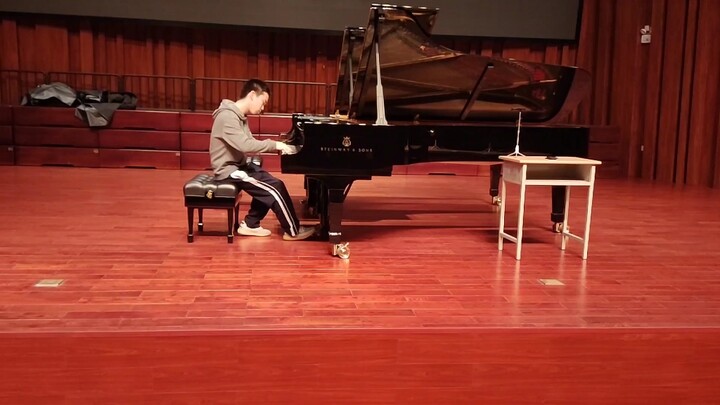 A 16-year-old art candidate plays the "Dada Kick Him" waltz on a piano worth 200w (the first waltz o