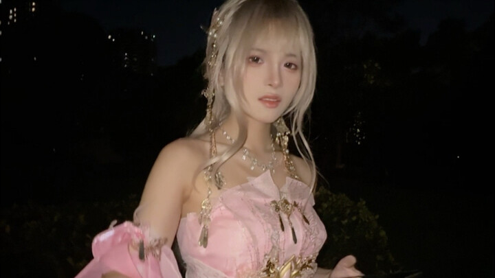 Lại lén ngửi mùi hương nhỏ trên đường rồi à