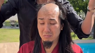 Ming Ge Potong Rambut di Luar