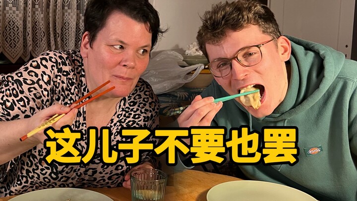 Teman sekamarku yang orang Jerman mengajakku pulang untuk makan malam, dan meja yang penuh dengan pa