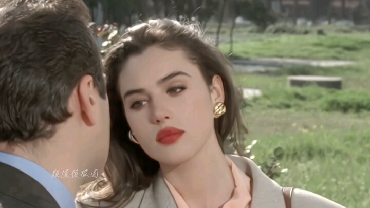 สาวงามระดับสมบัติแห่งชาติของอิตาลี และยังเป็นมิวส์สุดเซ็กซี่ของฝรั่งเศส [โมนิกา เบลลุชชี]