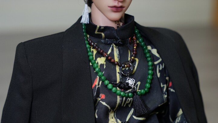 [Photo Album] On the Importance of Shoulder-Padded Suits to Soom