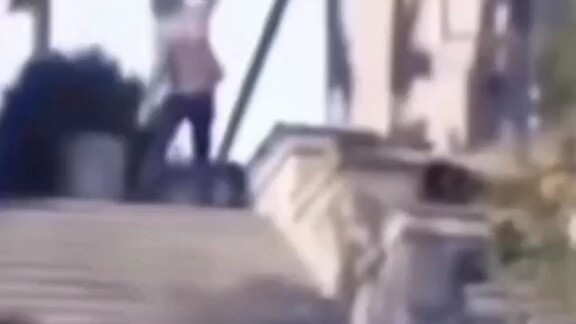 فن القتال السماوي للخمر يحمي الجسد فلا ينكسر عند السقوط ولا يتضرر عند الاصطدام، إنه حقًا معجزة.