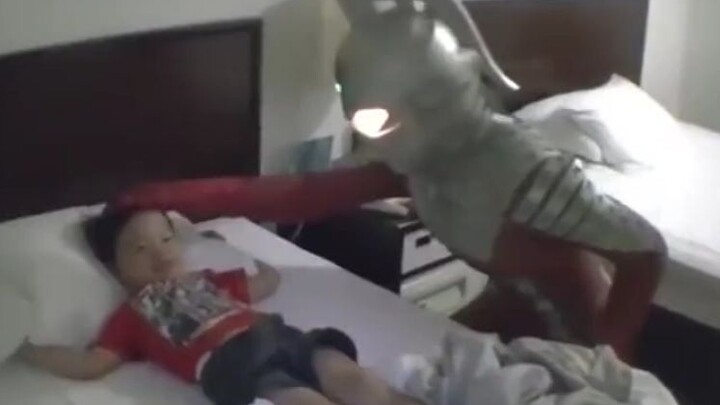ซีโร่ : พ่อฉันก็ไม่เคยปฏิบัติกับฉันแบบนี้! (ร้องไห้)