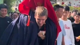 外国小伙娶走彝族姑娘，和兄弟一起按照中国习俗把新娘背出去