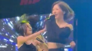 قوية جدًا! فجأة انقطع الموسيقى، فغنت NMIXX مباشرةً بدون موسيقى!