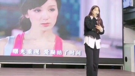 “เพื่อนรักอยู่ข้างกาย คนที่รักอยู่ตรงหน้า” งานเทศกาลดนตรีในมหาวิทยาลัยร้องเพลง “เส้นแบ่งแห่งความรัก”