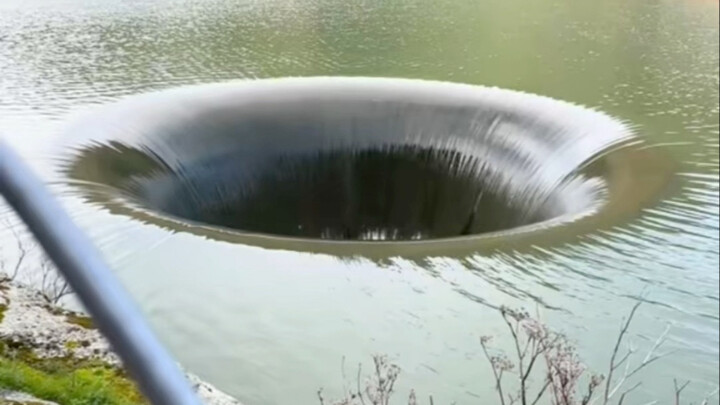 أكبر 10 بحيرات قاتلة في العالم! من يجرؤ على السباحة فيها يدعو كل القرية للوليمة #مهرجان البحيرات الغ