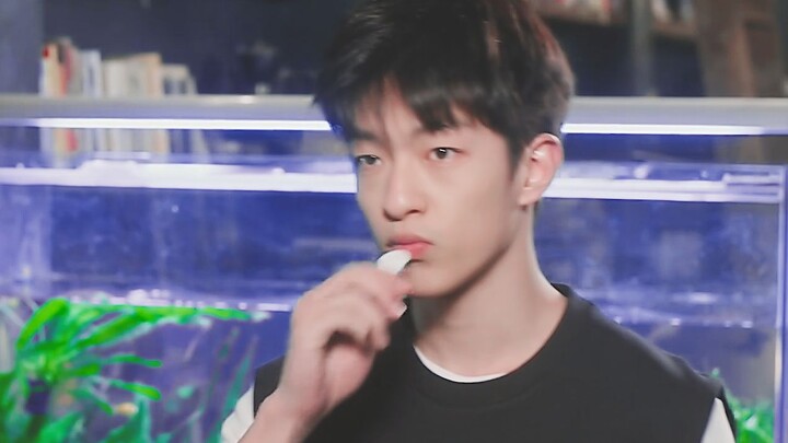 “เขาเหมือนรู้ตัวว่าตัวเองน่ารักนะเนี่ย!”