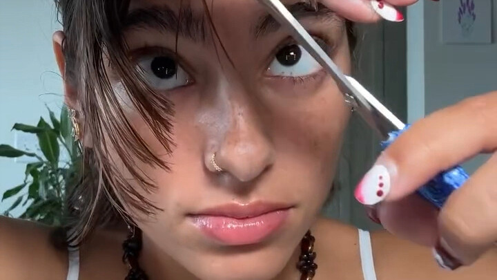 Hướng dẫn tỉ mỉ cách cắt mái thưa, học xong là khỏi phải ra tiệm tóc nữa!