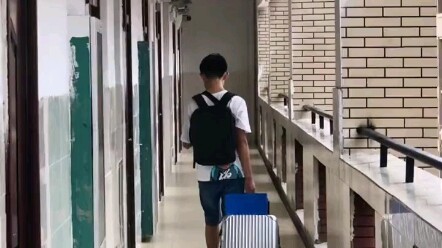 已经大一下学期了，室友说自己很迷茫，毅然决定退学复读参加2023年高考，可能985才是他的目标吧，愿他历尽千帆，归来仍是少年。