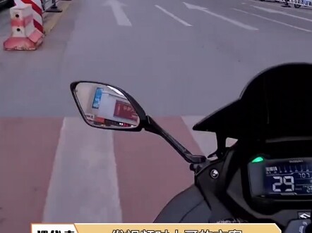 Anh chàng phóng thẳng xe máy lên rồi