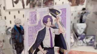 Unboxing the gadget in a chatty way. The handle is very nice and very reassuring.